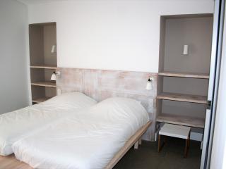 Beds in structured oak