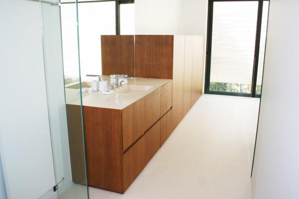 Salle de bain moderne en chêne