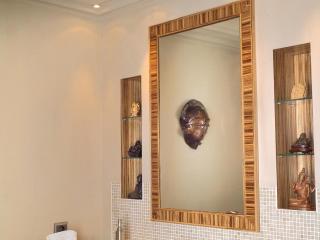 Armoire de toilette à miroir et cadre en bois de zebrano