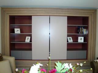 Meuble télé bibliothèque avec portes coulissantes