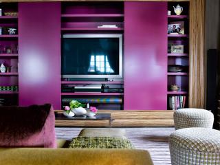 Meuble télé bibliothèque avec portes coulissantes laquées violettes
