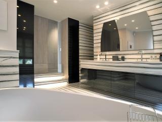 Salle de bain laquée noire et marbre zébré