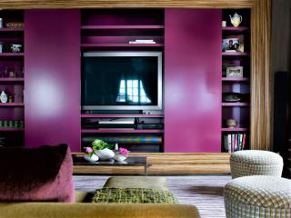 Meuble télé bibliothèque avec portes coulissantes laquées violettes